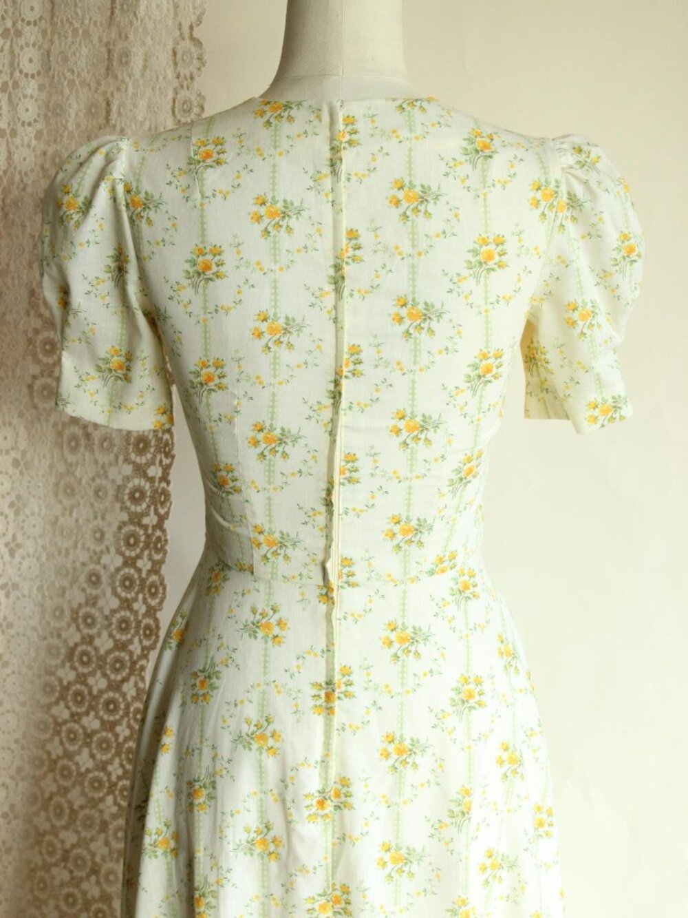 Vintage 1970s Dress, Floral Print Prairie Maxidress with yellow and green flower - Picture 12 of 13